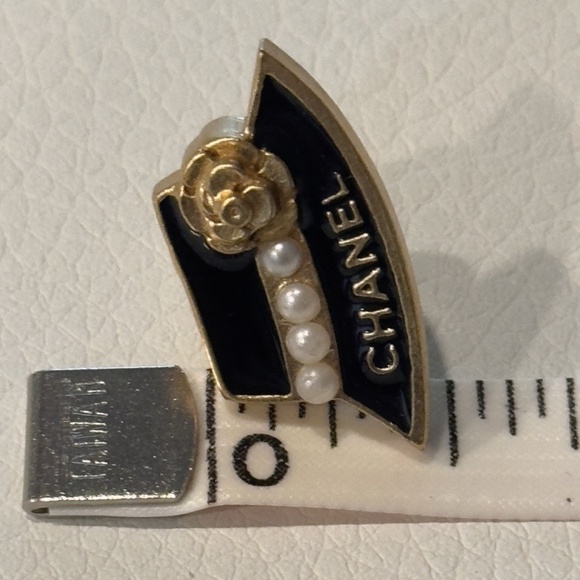 Vintage CHANEL 02A Hat Pearl Black Enamel & Gold Pin Brooch - Picture 10 of 10